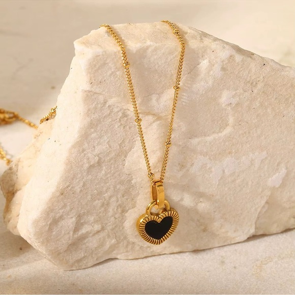 18K Gold Plated Heart Pendant Necklace - Picture 5 of 7
